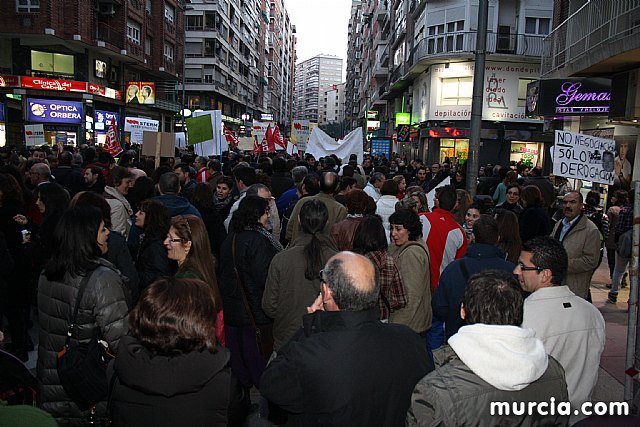 Cerca de 40.000 personas vuelven a manifestar en Murcia su rechazo al “Tijeretazo” de Valcrcel y al preacuerdo al que han llegado algunas organizaciones y la Administracin regional - 185