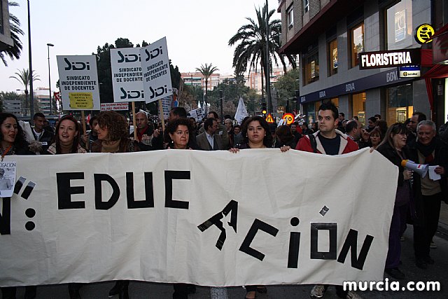 Cerca de 40.000 personas vuelven a manifestar en Murcia su rechazo al “Tijeretazo” de Valcrcel y al preacuerdo al que han llegado algunas organizaciones y la Administracin regional - 196