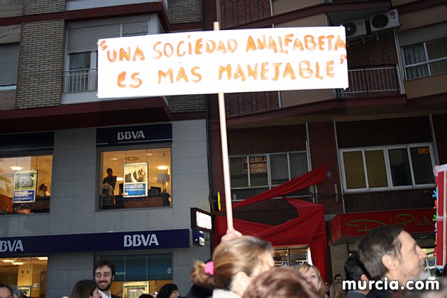 Cerca de 40.000 personas vuelven a manifestar en Murcia su rechazo al “Tijeretazo” de Valcrcel y al preacuerdo al que han llegado algunas organizaciones y la Administracin regional - 204