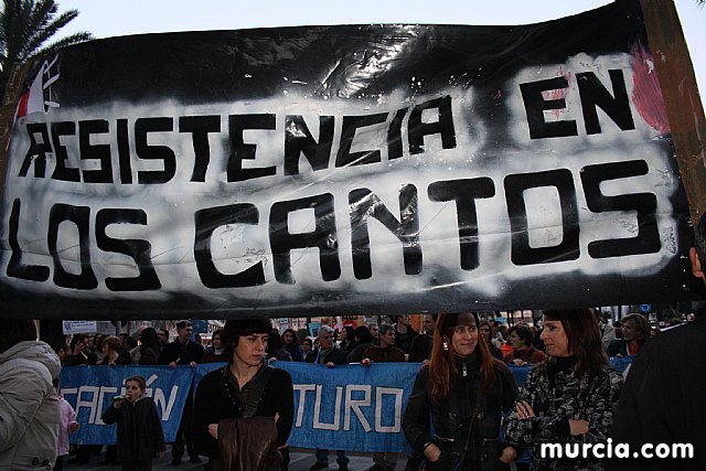 Cerca de 40.000 personas vuelven a manifestar en Murcia su rechazo al “Tijeretazo” de Valcrcel y al preacuerdo al que han llegado algunas organizaciones y la Administracin regional - 209