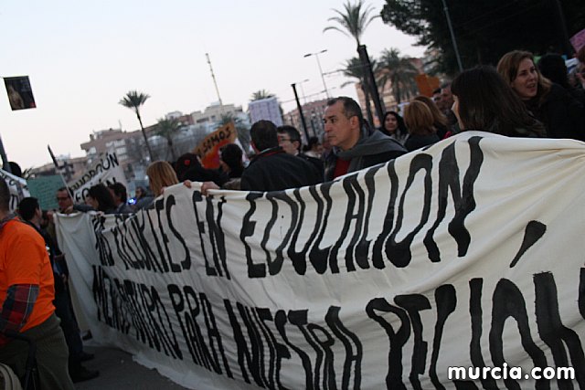 Cerca de 40.000 personas vuelven a manifestar en Murcia su rechazo al “Tijeretazo” de Valcrcel y al preacuerdo al que han llegado algunas organizaciones y la Administracin regional - 218