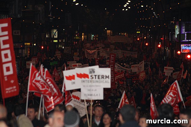 Cerca de 40.000 personas vuelven a manifestar en Murcia su rechazo al “Tijeretazo” de Valcrcel y al preacuerdo al que han llegado algunas organizaciones y la Administracin regional - 252