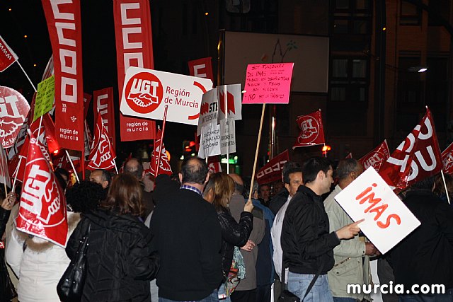 Cerca de 40.000 personas vuelven a manifestar en Murcia su rechazo al “Tijeretazo” de Valcrcel y al preacuerdo al que han llegado algunas organizaciones y la Administracin regional - 253