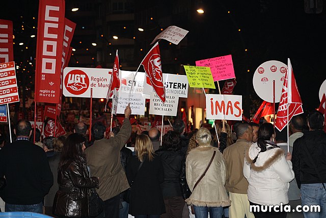 Cerca de 40.000 personas vuelven a manifestar en Murcia su rechazo al “Tijeretazo” de Valcrcel y al preacuerdo al que han llegado algunas organizaciones y la Administracin regional - 254