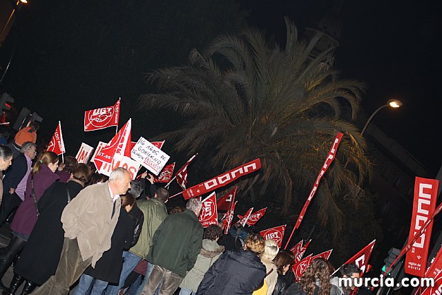 Cerca de 40.000 personas vuelven a manifestar en Murcia su rechazo al “Tijeretazo” de Valcrcel y al preacuerdo al que han llegado algunas organizaciones y la Administracin regional - 255