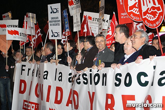 Cerca de 40.000 personas vuelven a manifestar en Murcia su rechazo al “Tijeretazo” de Valcrcel y al preacuerdo al que han llegado algunas organizaciones y la Administracin regional - 256