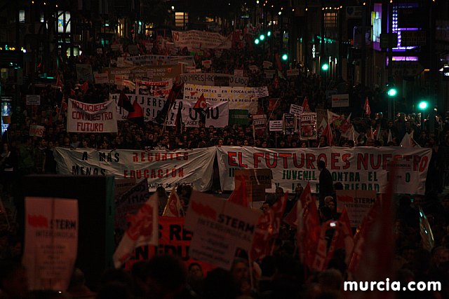 Cerca de 40.000 personas vuelven a manifestar en Murcia su rechazo al “Tijeretazo” de Valcrcel y al preacuerdo al que han llegado algunas organizaciones y la Administracin regional - 258