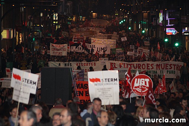 Cerca de 40.000 personas vuelven a manifestar en Murcia su rechazo al “Tijeretazo” de Valcrcel y al preacuerdo al que han llegado algunas organizaciones y la Administracin regional - 259