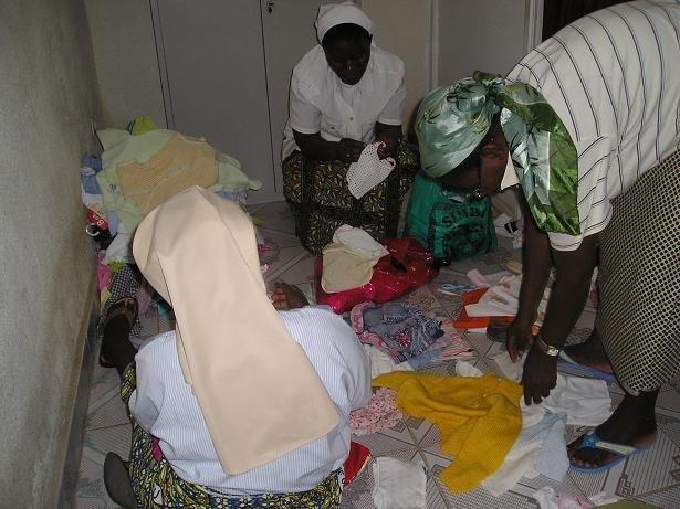 La ONG Anike Voluntarios entrega en el Congo 170 kilos de ropa para bebs - 10