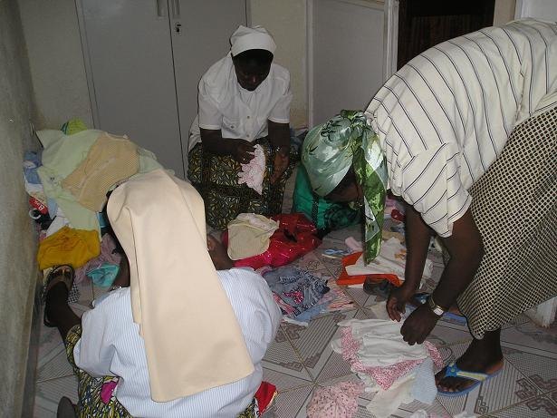 La ONG Anike Voluntarios entrega en el Congo 170 kilos de ropa para bebs - 11