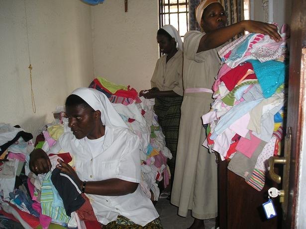 La ONG Anike Voluntarios entrega en el Congo 170 kilos de ropa para bebs - 9