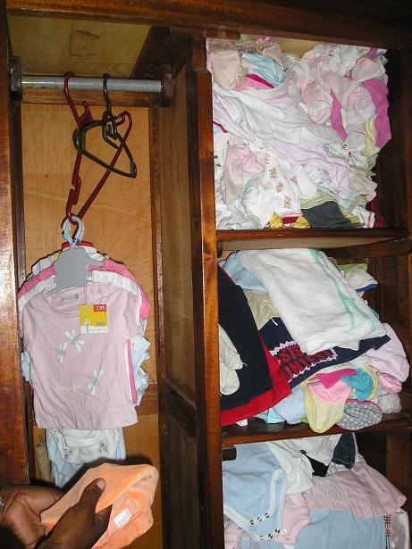 La ONG Anike Voluntarios entrega en el Congo 170 kilos de ropa para bebs - 8