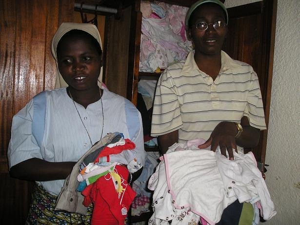 La ONG Anike Voluntarios entrega en el Congo 170 kilos de ropa para bebs - 7