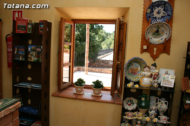 Punto permanente de exposicin y venta de muestras representativas de la tradicional artesana y alfarera - 38