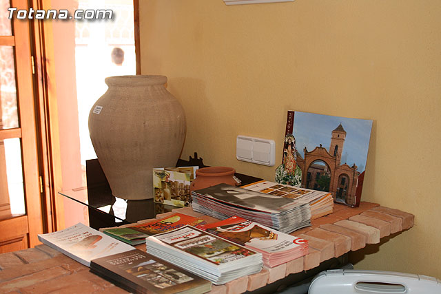 Punto permanente de exposicin y venta de muestras representativas de la tradicional artesana y alfarera - 57