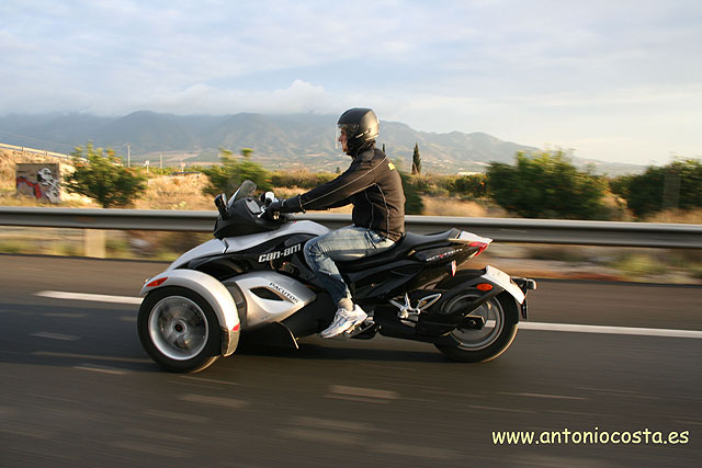 El Can-Am Spyder de BRP todo un lujo, mitad motocicleta, mitad deportivo cabrio - 7