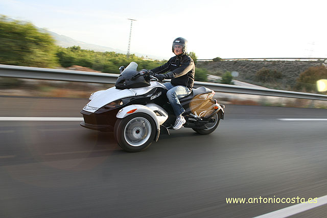 El Can-Am Spyder de BRP todo un lujo, mitad motocicleta, mitad deportivo cabrio - 8