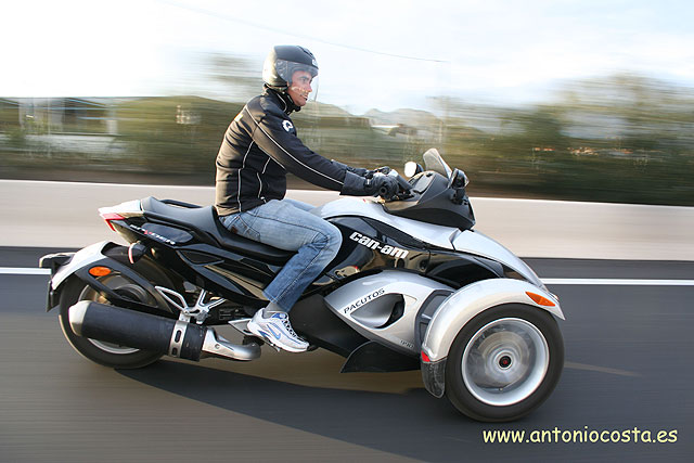 El Can-Am Spyder de BRP todo un lujo, mitad motocicleta, mitad deportivo cabrio - 9