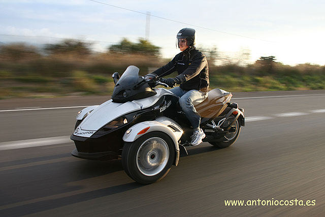 El Can-Am Spyder de BRP todo un lujo, mitad motocicleta, mitad deportivo cabrio - 10