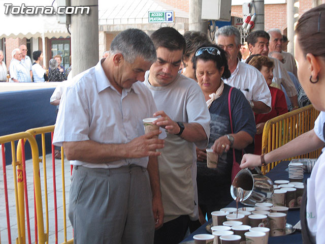 Tradicional desayuno de chocolate y bollos en la plaza Balsa Vieja - 11