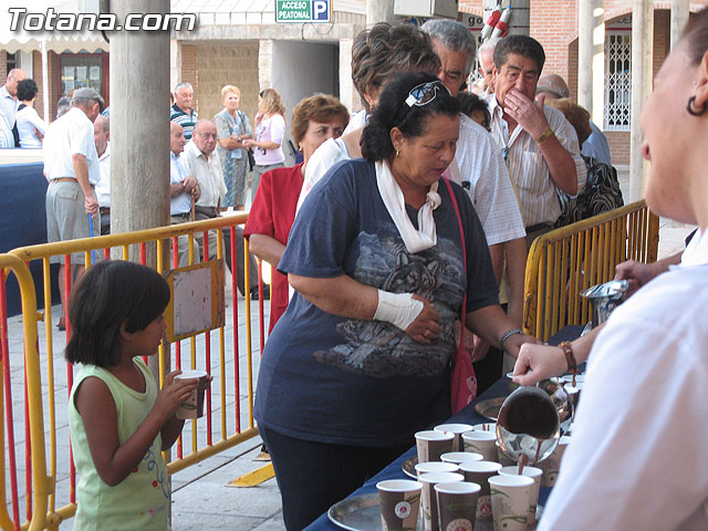 Tradicional desayuno de chocolate y bollos en la plaza Balsa Vieja - 12