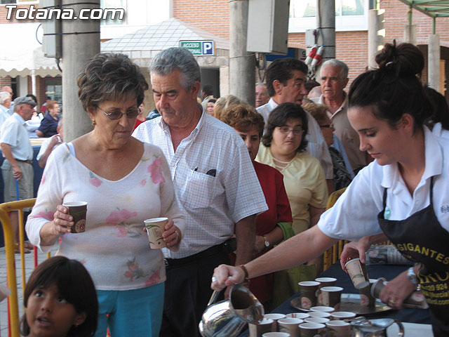 Tradicional desayuno de chocolate y bollos en la plaza Balsa Vieja - 13