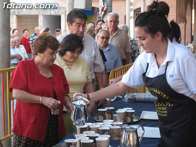 Tradicional desayuno de chocolate y bollos en la plaza Balsa Vieja - 14