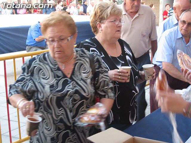 Tradicional desayuno de chocolate y bollos en la plaza Balsa Vieja - 17