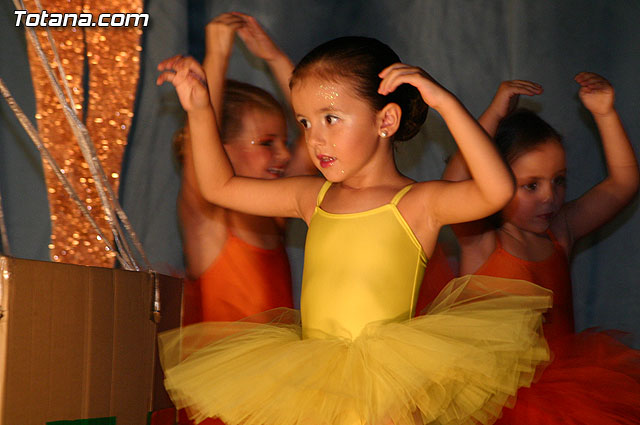 La escuela de danza de Loles Miralles actu a beneficio de la asociacin D'Genes - 32