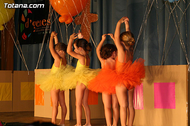 La escuela de danza de Loles Miralles actu a beneficio de la asociacin D'Genes - 33