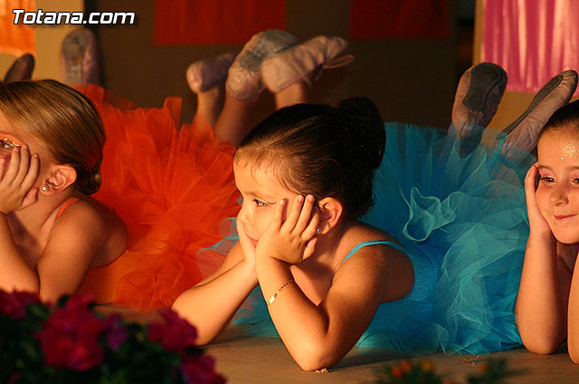 La escuela de danza de Loles Miralles actu a beneficio de la asociacin D'Genes - 36