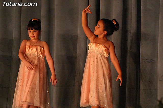 La escuela de danza de Loles Miralles actu a beneficio de la asociacin D'Genes - 45