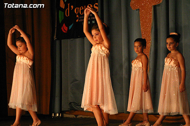 La escuela de danza de Loles Miralles actu a beneficio de la asociacin D'Genes - 48