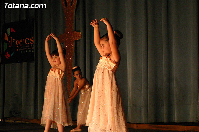 La escuela de danza de Loles Miralles actu a beneficio de la asociacin D'Genes - 49