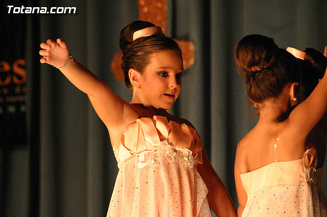 La escuela de danza de Loles Miralles actu a beneficio de la asociacin D'Genes - 52