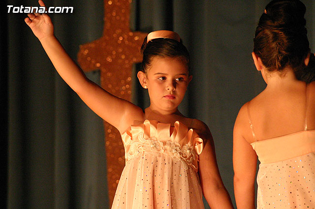 La escuela de danza de Loles Miralles actu a beneficio de la asociacin D'Genes - 53