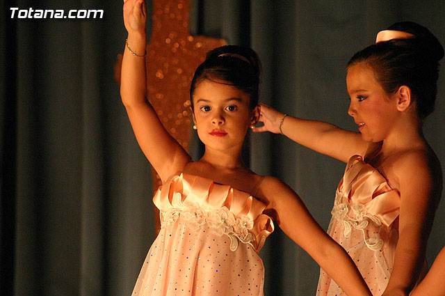 La escuela de danza de Loles Miralles actu a beneficio de la asociacin D'Genes - 54