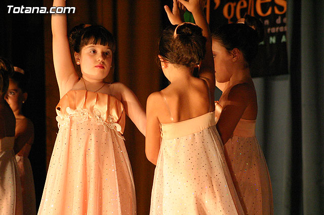 La escuela de danza de Loles Miralles actu a beneficio de la asociacin D'Genes - 55