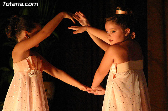 La escuela de danza de Loles Miralles actu a beneficio de la asociacin D'Genes - 56