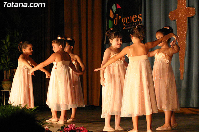 La escuela de danza de Loles Miralles actu a beneficio de la asociacin D'Genes - 57