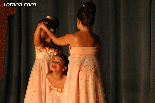 La escuela de danza de Loles Miralles actu a beneficio de la asociacin D'Genes - 59