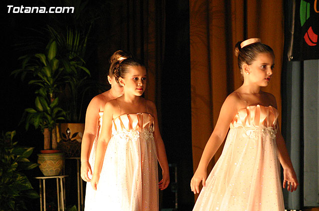 La escuela de danza de Loles Miralles actu a beneficio de la asociacin D'Genes - 61