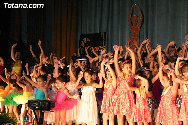La escuela de danza de Loles Miralles actu a beneficio de la asociacin D'Genes - 299