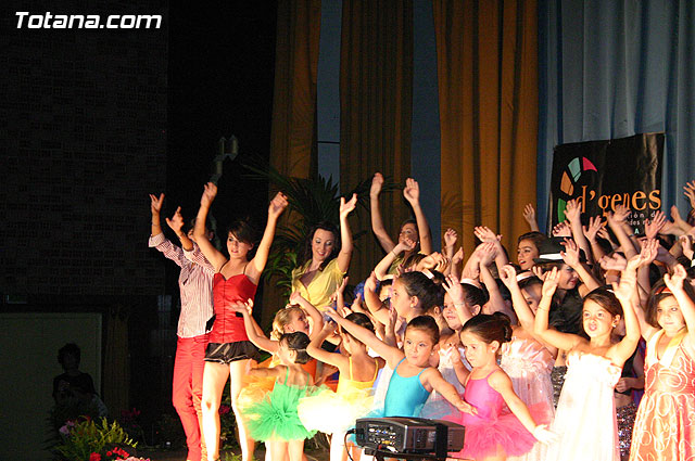 La escuela de danza de Loles Miralles actu a beneficio de la asociacin D'Genes - 300