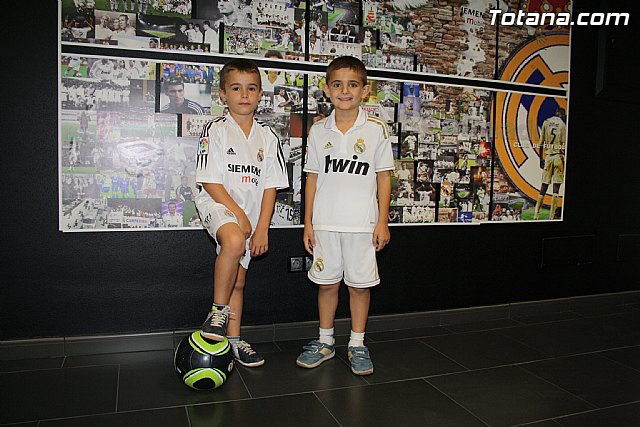 Ex futbolistas visitaron la sede de la Pea Madridista La Dcima  - 32