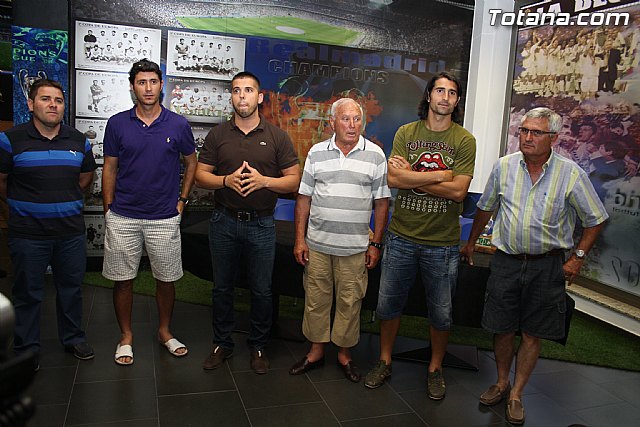 Ex futbolistas visitaron la sede de la Pea Madridista La Dcima  - 49