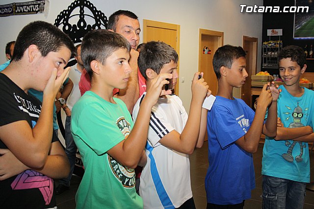 Ex futbolistas visitaron la sede de la Pea Madridista La Dcima  - 56