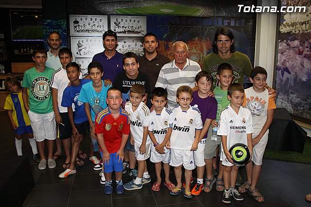Ex futbolistas visitaron la sede de la Pea Madridista La Dcima  - 73