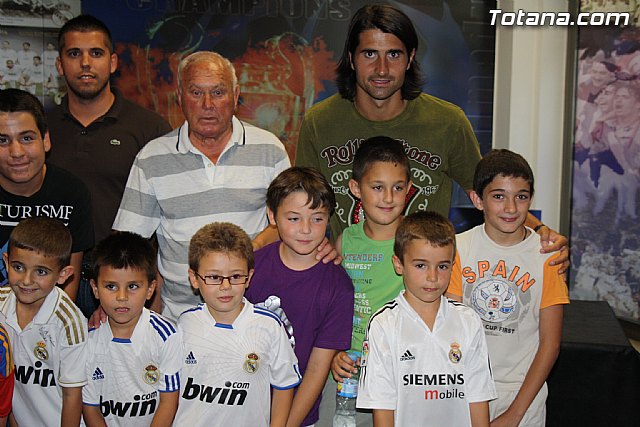 Ex futbolistas visitaron la sede de la Pea Madridista La Dcima  - 74