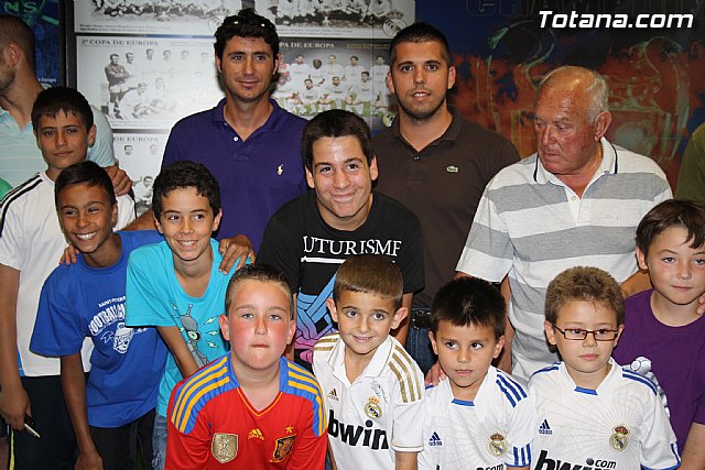 Ex futbolistas visitaron la sede de la Pea Madridista La Dcima  - 75